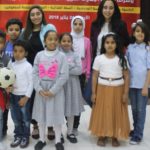 طالبتان من مدرسة عبدالرحمن كانو الدولية تقيمان نشاطاً ترفيهياً لأبناء السنابل